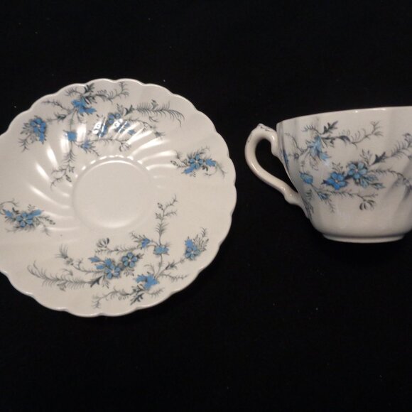 VINTAGE ENGLISH STYLED FLORALS BLUE & WHITE CUP N SAUCER BY MYOTT - Picture 4 of 10